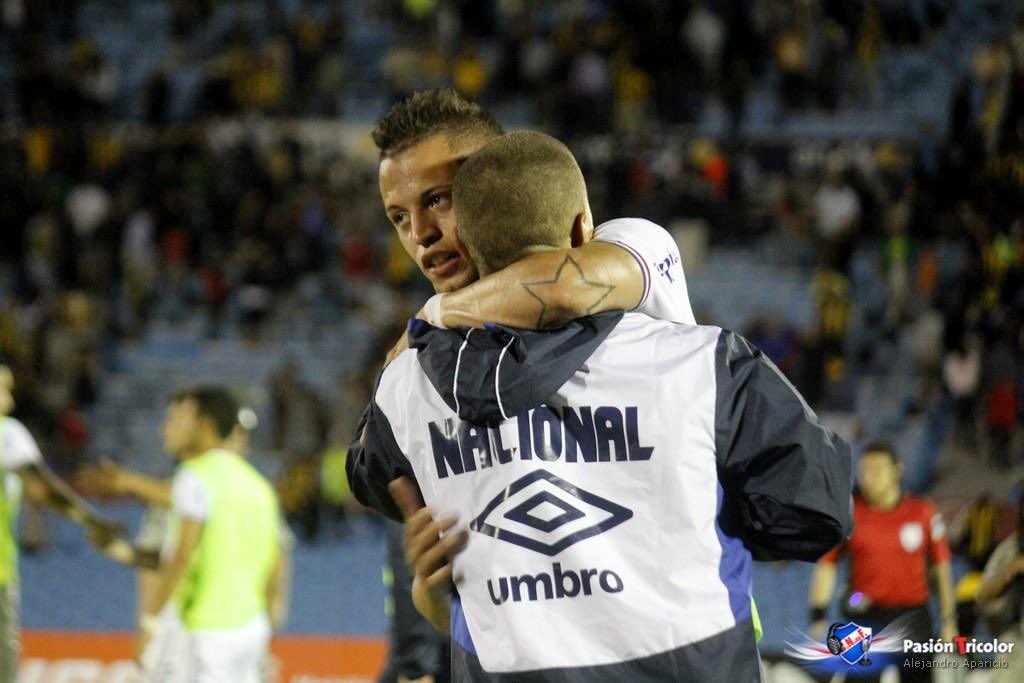 PasionTricolor1's tweet photo. #DienteANacional 🔵⚪️🔴🔥 https://t.co/mxSaG8TqBW