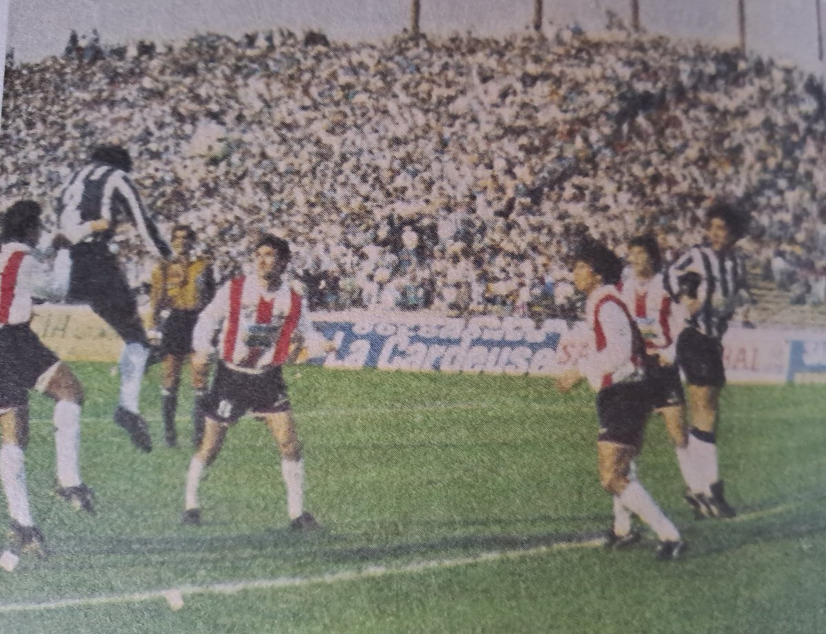 Hace 30 años Talleres volvía a Primera ante Instituto(1-1 y 3-1). Gol de Kesman, foto libro de <a href="/gfarias_MundoD/">Gustavo Farías</a>. Este sábado se juegan puntos gravitantes y te lo vamos a narrar con <a href="/JulioAT/">Julio Ayala Torales</a> y <a href="/FabiolaNatalio/">Fabiola Natalio</a> en <a href="/splendidam990/">Splendid AM 990</a> desde las 16.45. En Bahía sintonizá <a href="/radioaltos/">RADIO ALTOS FM 97.9</a> 97.9