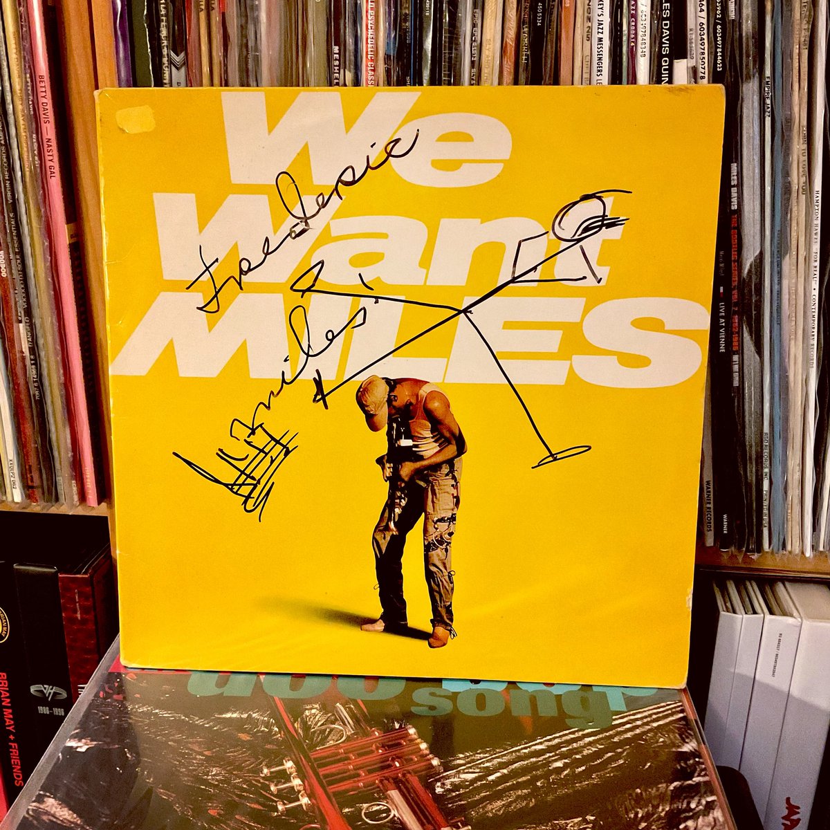 fredgoaty's tweet image. Série d’été sur Instagram et Facebook : Record Story, mes disques parlent ! Ce matin, la parole est à “We Want Miles” de Miles Davis (dédicacé par le trompettiste à votre humble serviteur en juin 1990).