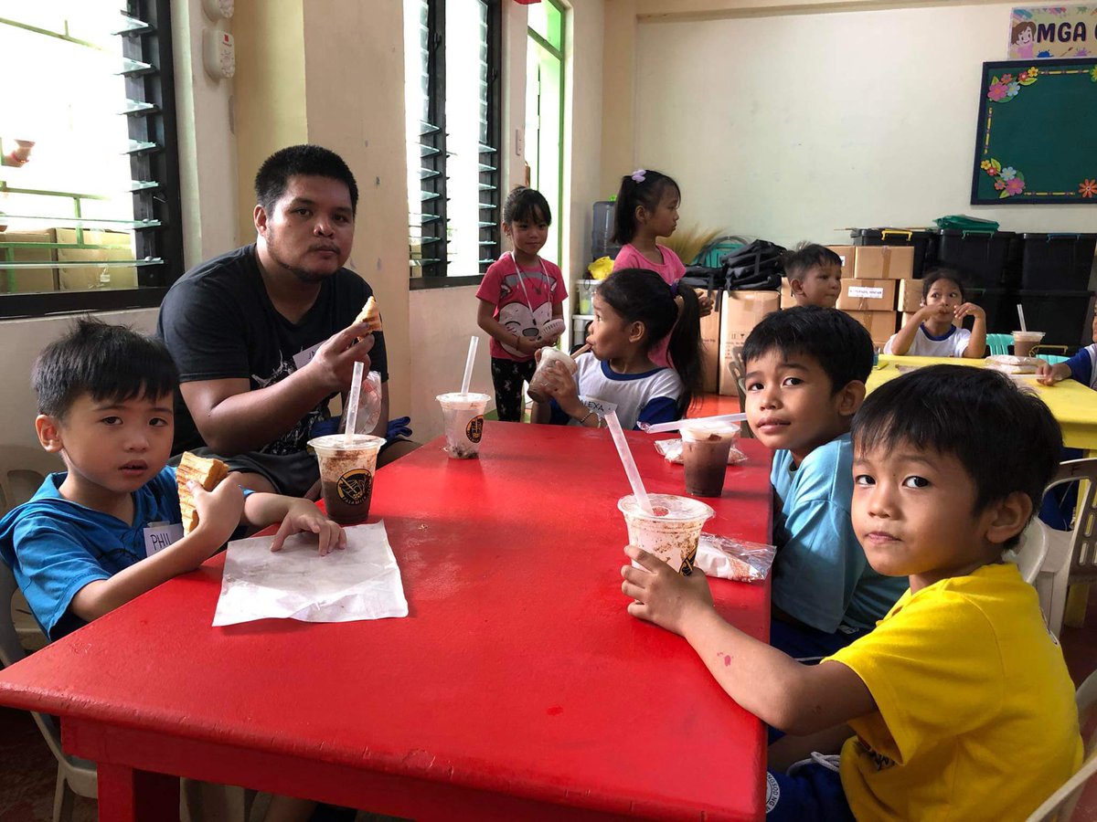 KissEdGoldHeart's tweet photo. Snack time 🧋🥪 
Prepared by our friends from PALAMilk Tea

#KissEdGoldenHeart #BalikEskwela #PALAMilkTea #MilkTea #Sandwich https://t.co/zINskvumKG