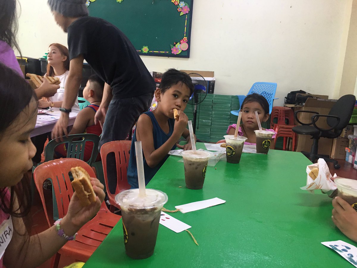 KissEdGoldHeart's tweet photo. Snack time 🧋🥪 
Prepared by our friends from PALAMilk Tea

#KissEdGoldenHeart #BalikEskwela #PALAMilkTea #MilkTea #Sandwich https://t.co/zINskvumKG