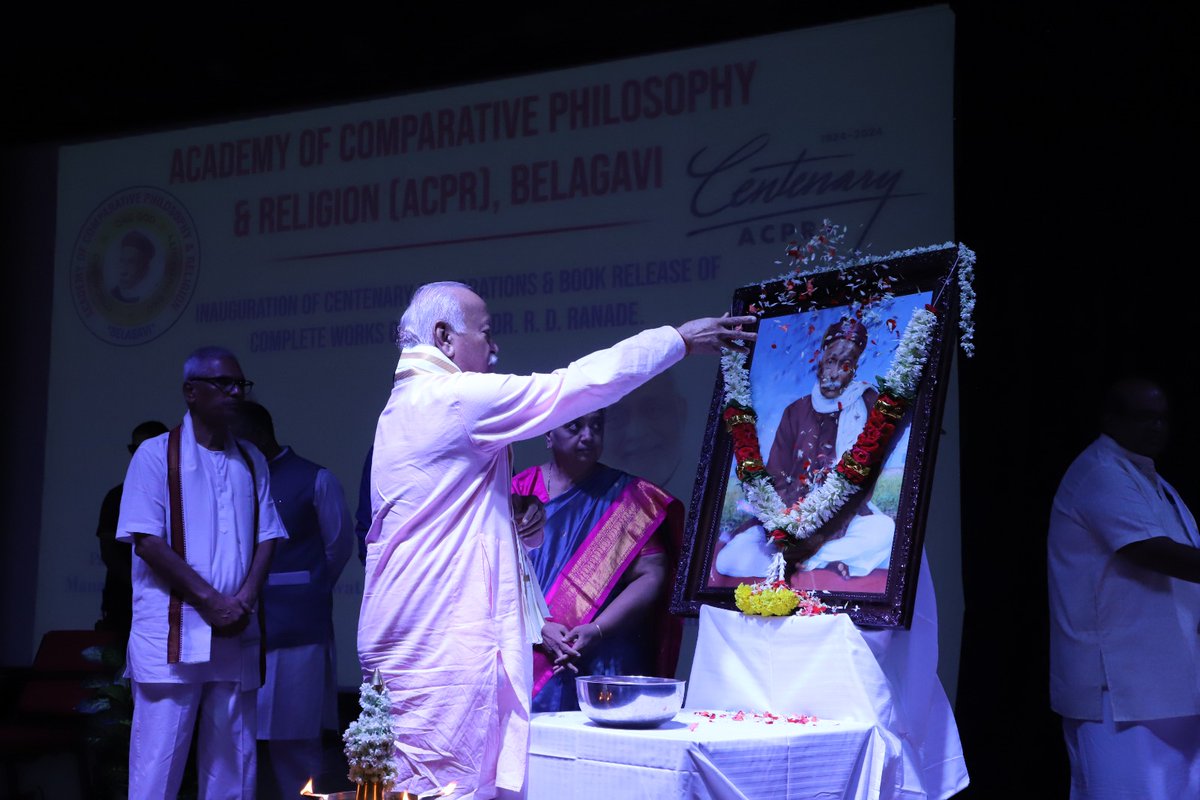 AppayyaRamarao's tweet photo. 1924 Aug 1ರಂದು ಗುರುದೇವ #Ranade ಒಂದು ಆಧ್ಯಾತ್ಮ ವಿದ್ಯಾಪೀಠ 'ಅಕಾಡೆಮಿ ಆಫ್ ಕಂಪೆರೇಟಿವ್ ಫಿಲಾಸಫಿ & ರಿಲಿಜನ' (ACPR)ಗೆ ಅಡಿಪಾಯ ಇಟ್ಟರು. ಅದಕ್ಕೆ ನೂರರ ಸಂಭ್ರಮ, ಈ ಕಾರ್ಯಕ್ರಮದ ಮುಖ್ಯ ಅತಿಥಿಯಾಗಿ ಪ.ಪೂ. ಸರಸಂಘಚಾಲಕ ಮಾನನೀಯ @DrMohanBhagwat ಜೀ ಉಪಸ್ಥಿತರಿದ್ದರು. ಪುಸ್ತಕ ಬಿಡುಗಡೆ ಹಾಗೂ ಉಪನ್ಯಾಸ ಸರಣಿಗೆ ಚಾಲನೆ ನೀಡಲಾಯಿತು. https://t.co/9fpV0X74yG