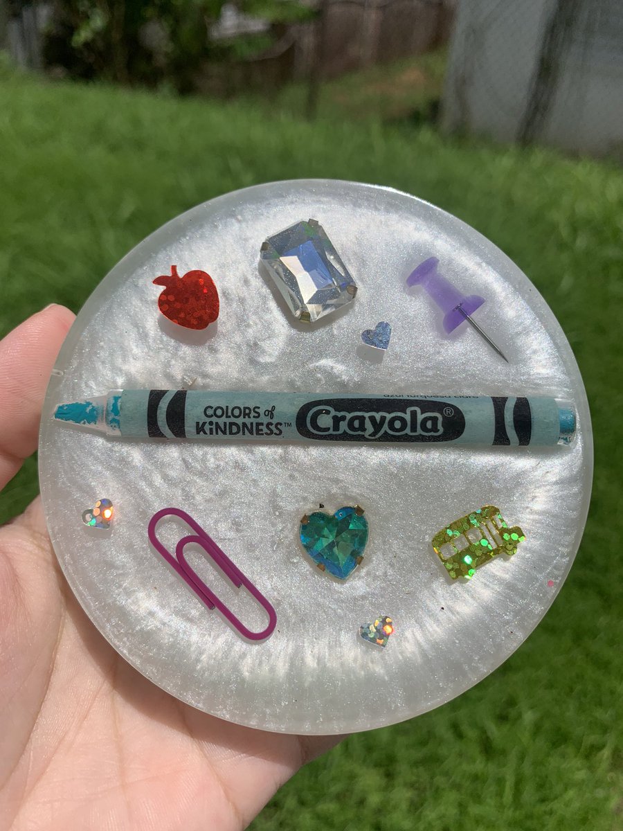 Jande_27's tweet photo. Back to school coasters!
✨ #BackToSchool #resin #crafts https://t.co/mZ4FpBpekn