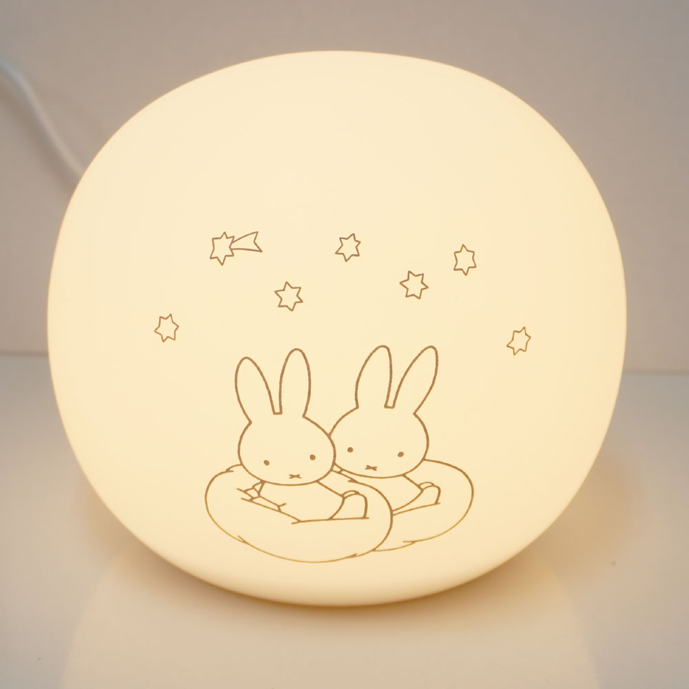 dickbrunashop's tweet image. 雲にのったミッフィーがかわいい☆
ふんわり優しく灯してくれます。
3段階の調光機能付きです。
bruna.jp/products/list.…
#miffy #ミッフィー #ライト #roomright
#間接照明 #ブルーナ #bruna #ミッフィーグッズ #ミッフィー大好き #インテリア #ナインチェ
#うさぎ #キャラクター