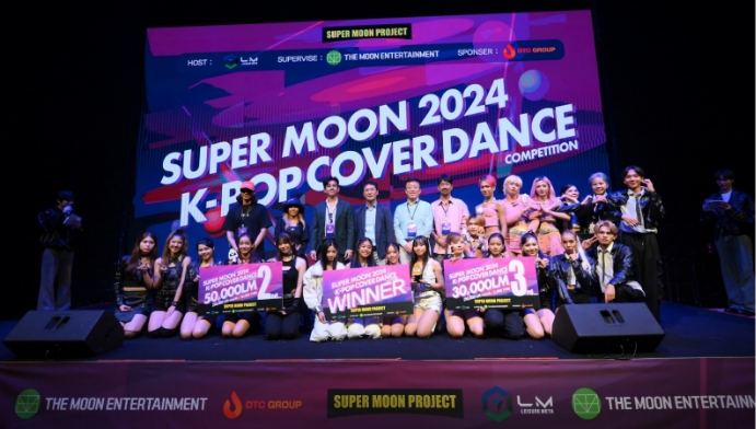📢 Wrap-Up: SUPER MOON  2024 K-POP COVERDANCE COMPETITION

Last weekend, the SUPER MOON 2024 K-POP COVERDANCE COMPETITION IN BANGKOK held in Bangkok, Thailand ended successfully! 🎉

The event saw over 1,200 attendees and featured 50 participating teams, with 18 teams making it
