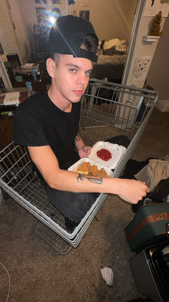 nevaehphillips_'s tweet photo. told my homie to pull up a chair so he whips out tha shoppin cart https://t.co/J8I5144K9j