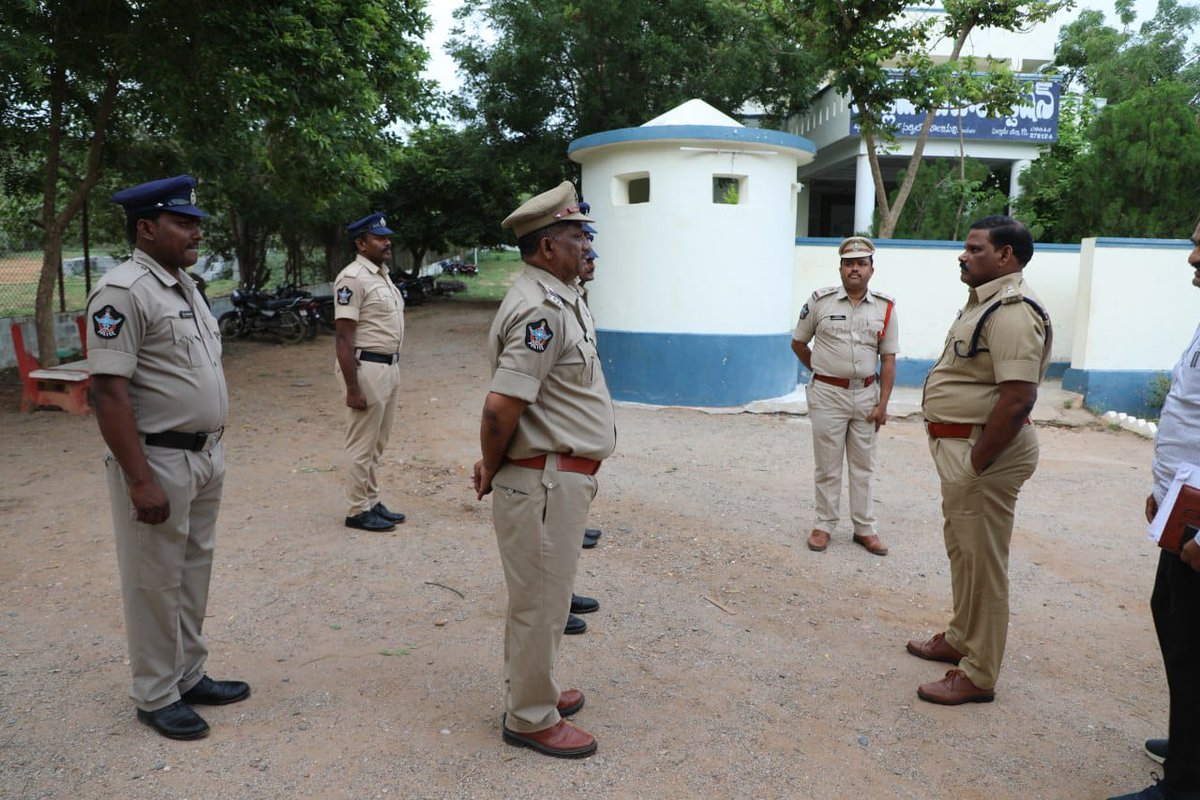 Palnadu_Police's tweet photo. పల్నాడు జిల్లాలోని నకరికల్లు, రొంపిచర్ల, ఈపూరు, బండ్లమోట్టు, ఐయినవోలు, శావల్యాపురం పోలీస్ స్టేషన్లను విజిట్ చేసిన పల్నాడు జిల్లా ఎస్పీ శ్రీ కంచి శ్రీనివాసరావు ఐపీఎస్ గారు., @APPOLICE100 @dgpapofficial #palnadu #nakerikal #Rompicherla #IPURU #bandlamottu #Inavolu #Savalyapuram https://t.co/h5KBqehlWl