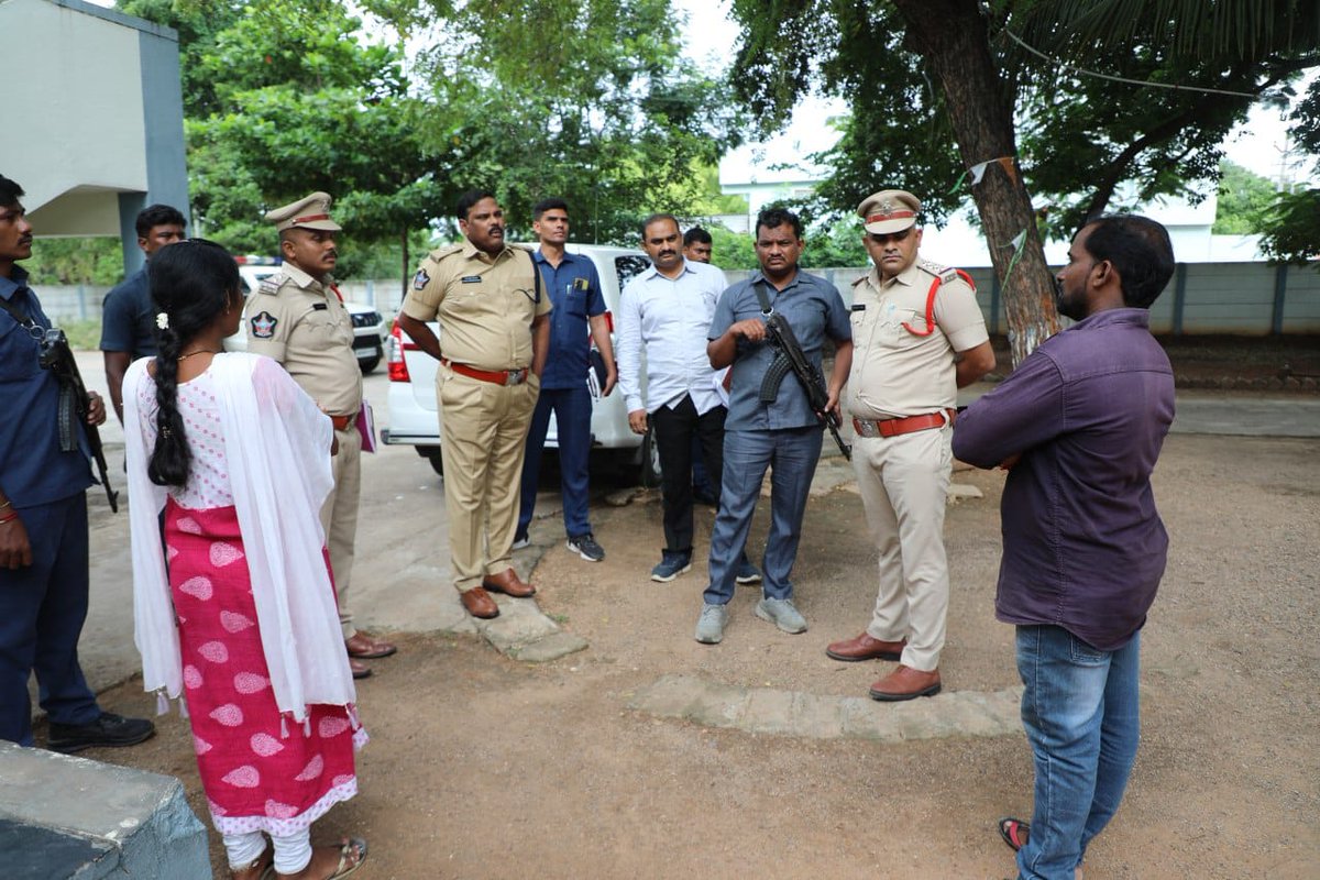Palnadu_Police's tweet photo. పల్నాడు జిల్లాలోని నకరికల్లు, రొంపిచర్ల, ఈపూరు, బండ్లమోట్టు, ఐయినవోలు, శావల్యాపురం పోలీస్ స్టేషన్లను విజిట్ చేసిన పల్నాడు జిల్లా ఎస్పీ శ్రీ కంచి శ్రీనివాసరావు ఐపీఎస్ గారు., @APPOLICE100 @dgpapofficial #palnadu #nakerikal #Rompicherla #IPURU #bandlamottu #Inavolu #Savalyapuram https://t.co/h5KBqehlWl