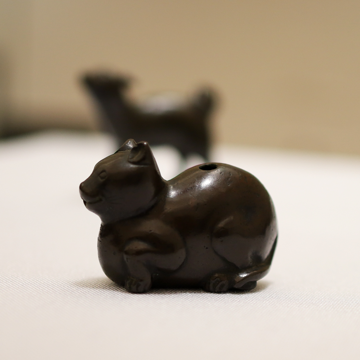 水滴(すいてき)は、硯(すずり)で墨を擦(す)る際に注ぐ水をいれる器です