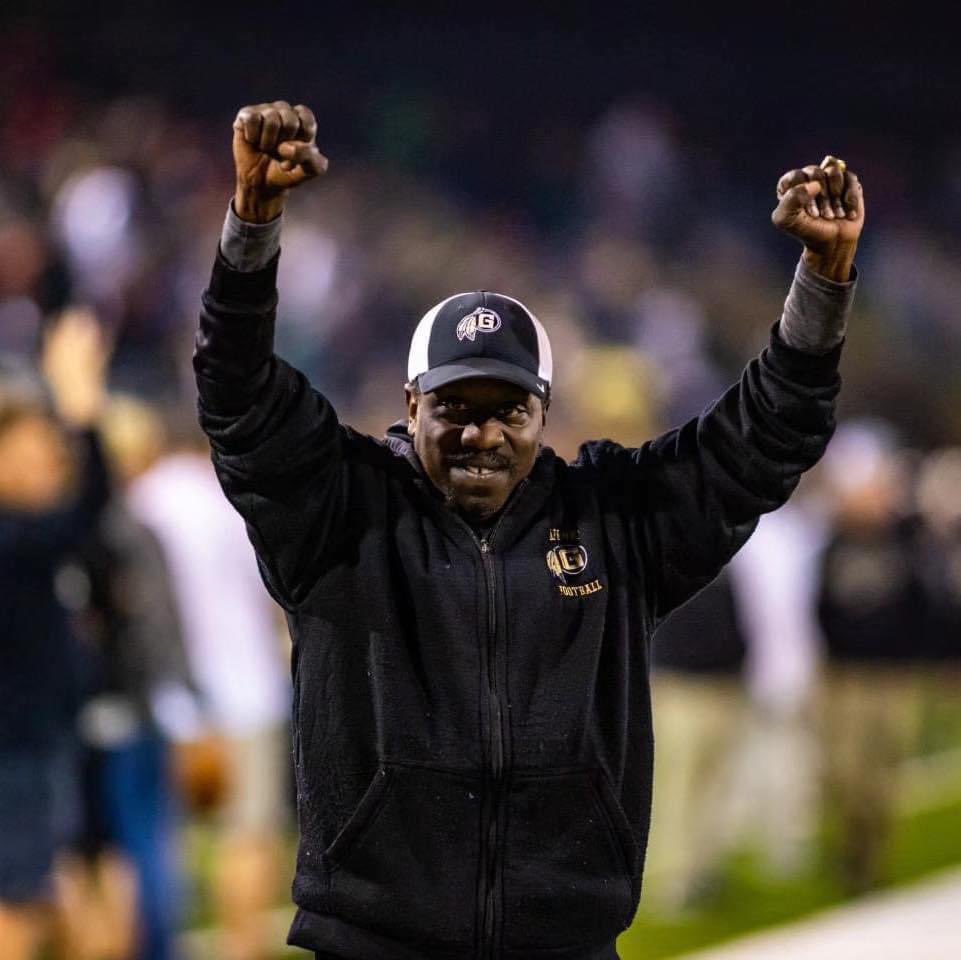DonaldL864's tweet photo. This has to be a statue at the reservation front and center! #LLBoo @GaffneyFootball  @_Gamecock_ https://t.co/pDqjQvmhOD