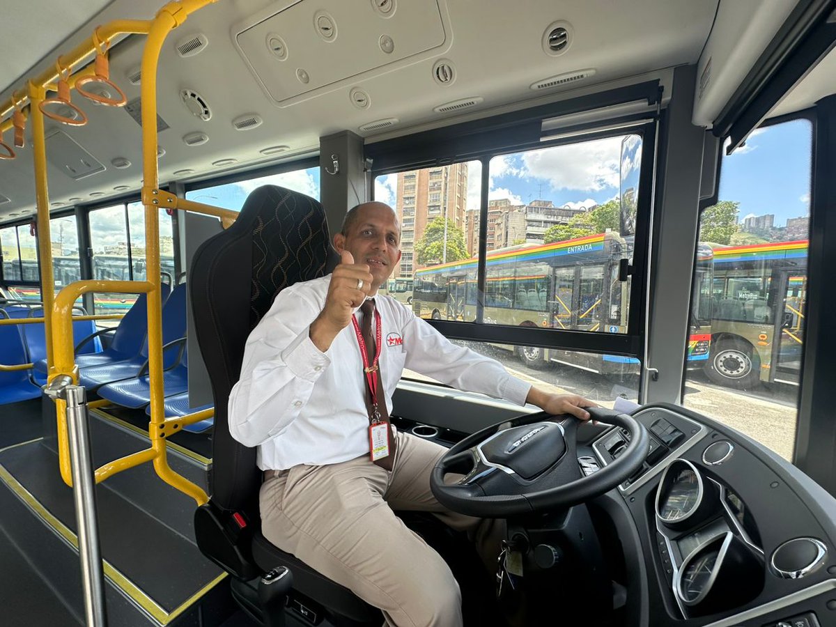 1/2 #DeInterés | En aras de garantizar el bienestar de la fuerza laboral del personal que trabaja en los Talleres de La Paz del <a href="/metro_caracas/">Metro de Caracas</a>, el líder de la cartera ministerial, <a href="/rvaraguayan/">Ramón Celestino Velásquez Araguayán</a>, inspeccionó las instalaciones de la infraestructura que además, es la sede principal