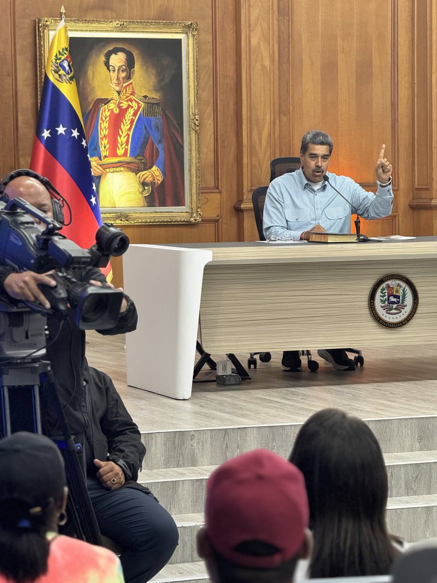 Presidente <a href="/NicolasMaduro/">Nicolás Maduro</a>: "más de 1.500 millones de dólares han metido a Venezuela <a href="/elonmusk/">Elon Musk</a>, Mark Zuckerberg (<a href="/finkd/">Mark Zuckerberg</a>), <a href="/JeffBezos/">Jeff Bezos</a> y el Departamento de Estado de los EEUU en este golpe contra la democracia venezolana"