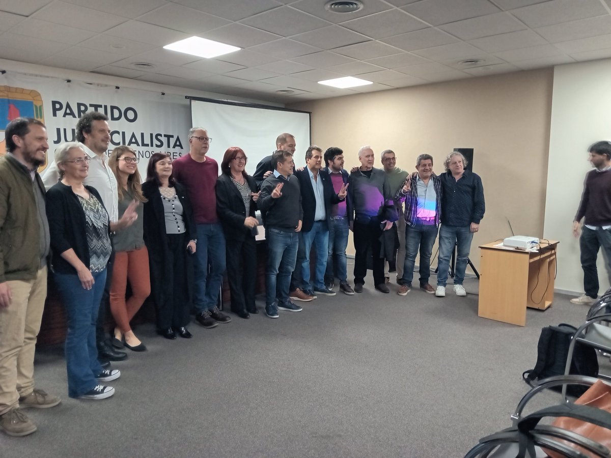 LaCorrienteHist's tweet photo. Participamos del lanzamiento del curso de formación política del PJ Ciudad y de la entrega de diplomas a las autoridades del PJ Comuna 1. Felicitaciones compañera Edith Oviedo, Secretaria de la Tercera Edad. @GafiFuks @juanpaparedes https://t.co/qU8UzyJSUt