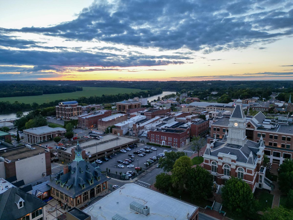 What a spectacular view that you don't see every day! Great drone shot over beautiful downtown Clarksville, TN!

📷: @rawelementproductions

#visitclarksvilletn #sunsets #HistoricDowntown #tenneessee #TNTravel