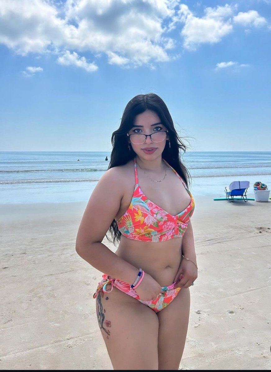 Kateee0181's tweet photo. do i look good in this? #nsfw #nsfwtwt #bikini #latina https://t.co/KNQpM6uSWr