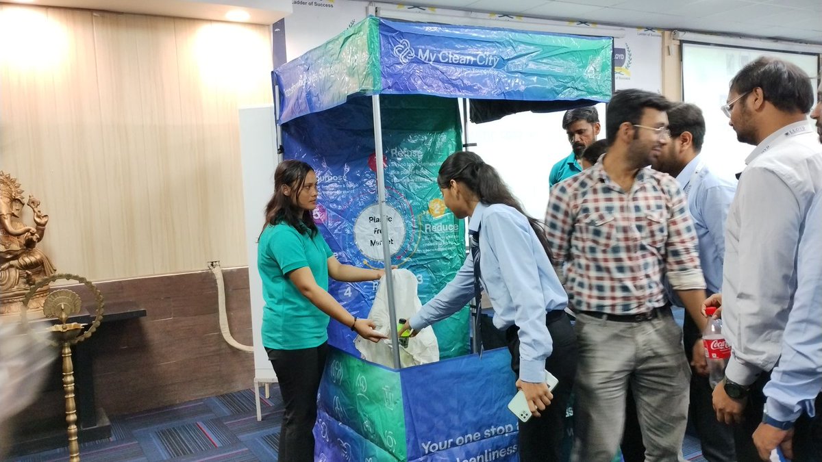 OfficialGNIDA's tweet photo. Team #GNIDA,  successfully held a #SingleUsePlastic free campaign awareness drive at LLOYD Business School, Knowledge Park 2. Students, faculty, and staff actively participated, taking an oath to reduce plastic usage and adopt sustainable practices.
#MyCleanCity https://t.co/cKZeK9098j