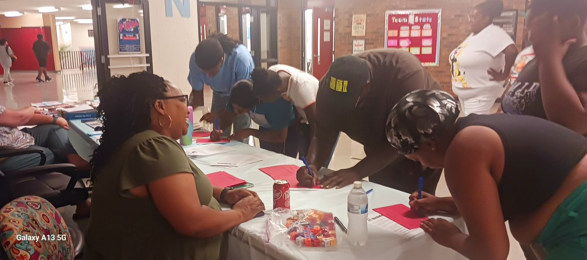 NicoleWhit45955's tweet photo. North Parkway families packed the house tonight. https://t.co/oAoy9Cqxcn