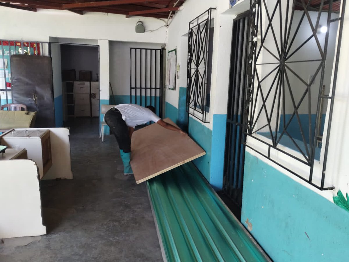 Seguimos trabajando por la recuperación de las Instituciones Educativas en el municipio Montes, gracias al plan de recuperación #CumanacoRenace luego de la crecida del #RioManzanares.  <a href="/NicolasMaduro/">Nicolás Maduro</a> <a href="/_LaAvanzadora/">Yelitze Santaella</a> @MPPEDUCACION <a href="/KarenlyPSUV/">Karenly Sánchez</a>