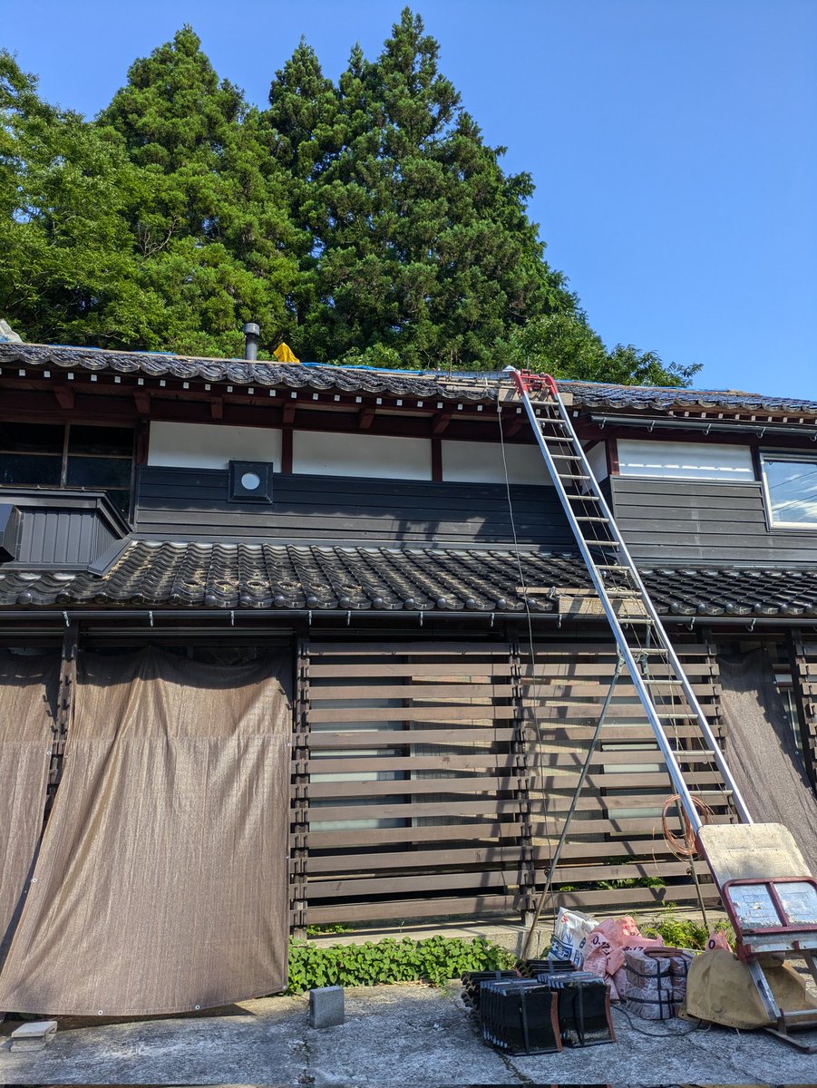 kanonstay's tweet photo. 地震で崩れた屋根の修繕がようやく始まりました。予算の関係で棟瓦周辺のみですが🥺
猛暑の中作業してくださる職人さんには感謝しかありません🙏

お知らせ
本日（金）と明日（土）はカフェを臨時休業させていただきます���‍♀️ https://t.co/J4HBinMpuM