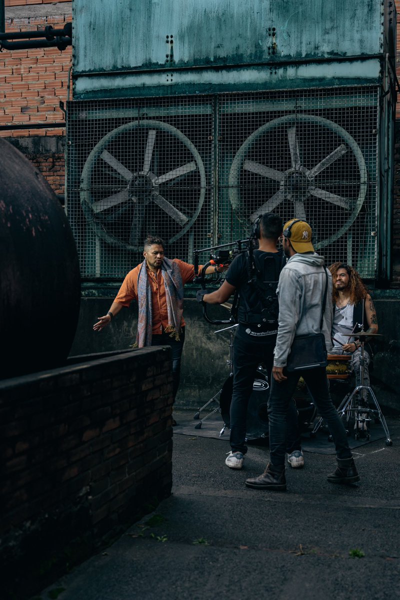 🤩⚡️Continuamos compartiendo más detalles de lo que fue grabar el videoclip de Quién 🤘

Gracias a:

@wowstudiosco 
@erika_msf 
<a href="/davidcastro17/">michael david castro</a> 

#quién #video #lanzamiento #detrásdecámaras