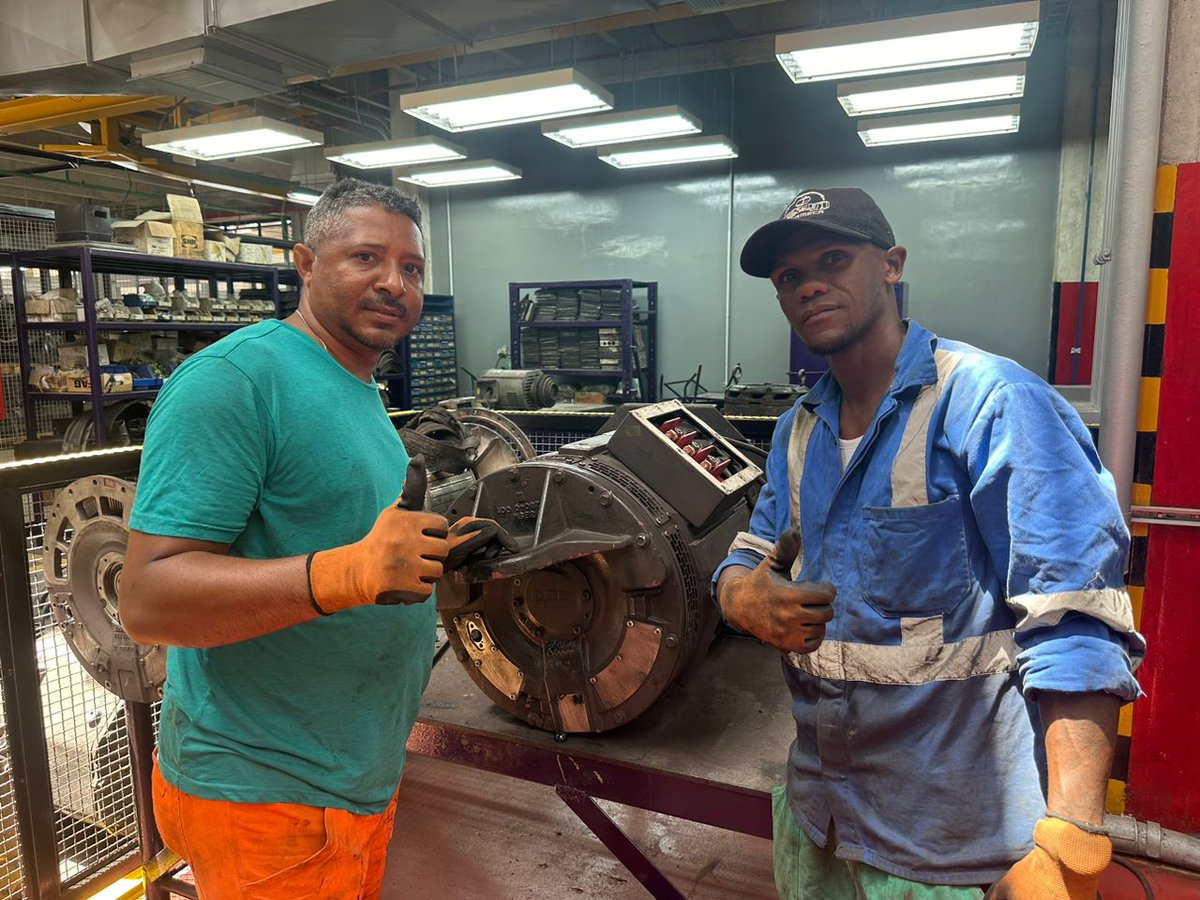 2/2 En concordancia a ello, el líder de la cartera ministerial expresó lo orgulloso que está, de tener trabajadores y trabajadoras comprometidos con la patria. “Estamos observando la recuperación de los trenes, que van a quedar como nuevos, como lo merece el pueblo de Caracas,