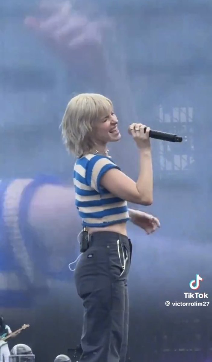 SuperNerdSam's tweet photo. Hayley Williams stepped out in a Ryou Bakura cosplay https://t.co/r2Me04PJFV