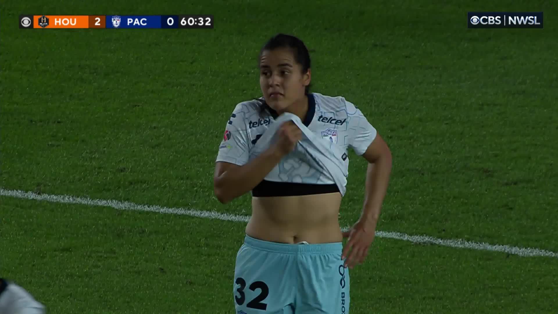 Diana Ordóñez rises above the crowd and heads it home!