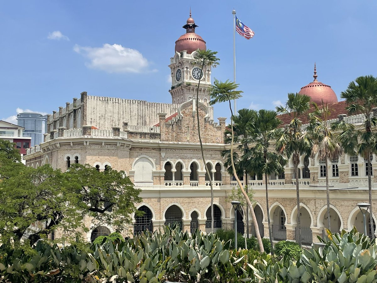 rafazarmi's tweet photo. 2 días en #KualaLumpur #Malaysia 🇲🇾.SÚPER ENAMORADO de la ciudad😍.Es básicamente una coctelera con todas las culturas de Asia + los rascacielos de NewYork…y conviven! Flipante!Imposible aburrirte paseando y comiendo por la ciudad.Las Petronas…demasiao!😍 #ILovePetronas https://t.co/vcZHX1jPdm