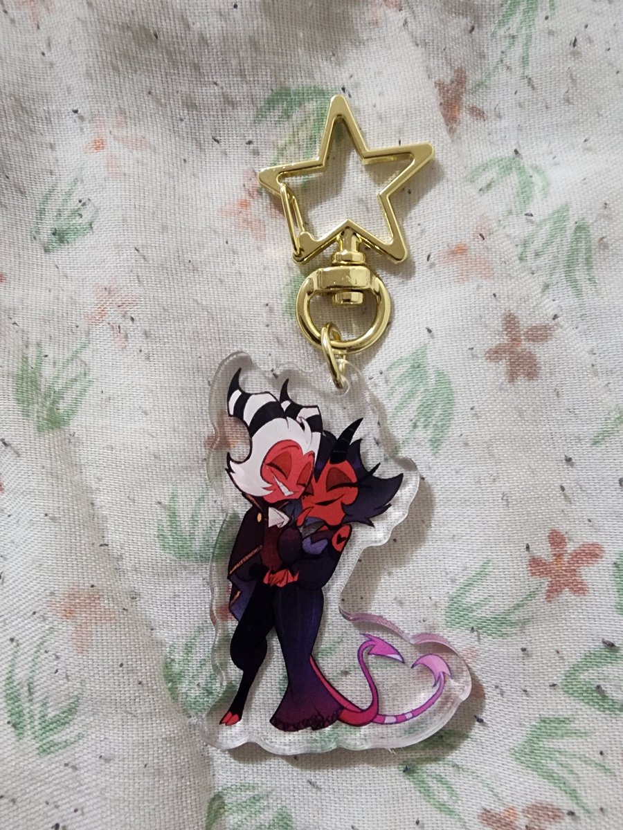 my keychain from <a href="/HellCoutureZine/">Hell Couture</a> arrived today!!

the cuties :)

#helluvaboss #moxxie #helluvabossmillie