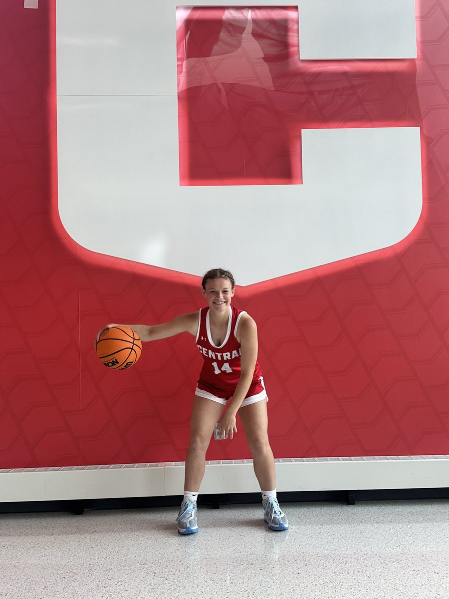KendallMedinger's tweet photo. After an amazing &amp; super fun Elite Camp, I’m grateful &amp; blessed to have received an offer to play 🏀 for @CentralDutchWBB. Thank you so much @Coach_JWeiland, @tarynbarz12 and @EssanceP for this opportunity! https://t.co/voS9YaoUQQ