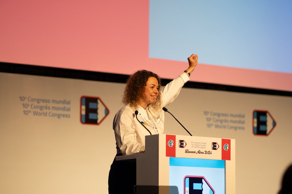 🗨️ In this extremely difficult time for Ukraine, we appreciate and feel the strong support of Education International and the entire international trade union community.

👏🏾 Georgiy Trukhanov of TUESWU 🇺🇦 receives the Fred van Leeuwen Democracy Award at the #EICongress