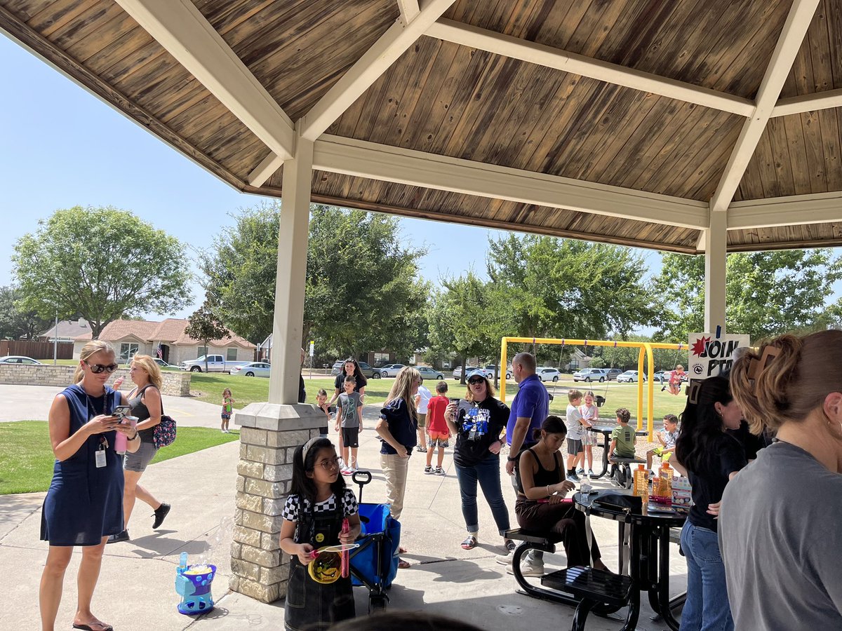 BuchettoNatalie's tweet photo. It was so great seeing Story families today for popsicle in the park! Next step: meet the teacher night! https://t.co/2MumKWEixv