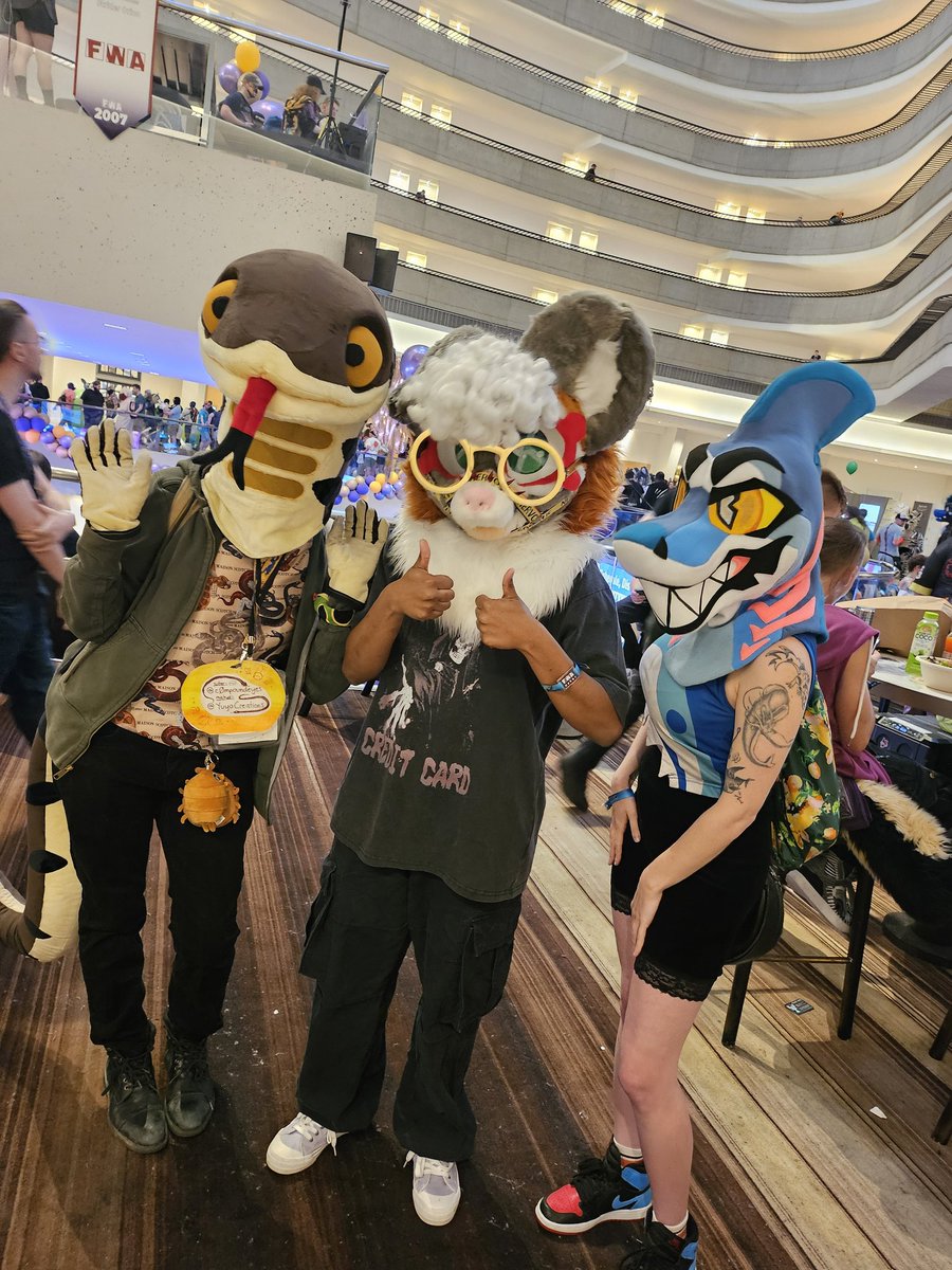 Iisketchiei1's tweet photo. @ConjureCreature I'm in the middle they also has paws and a tail I made all of it myself:3 https://t.co/aYkNusukDI