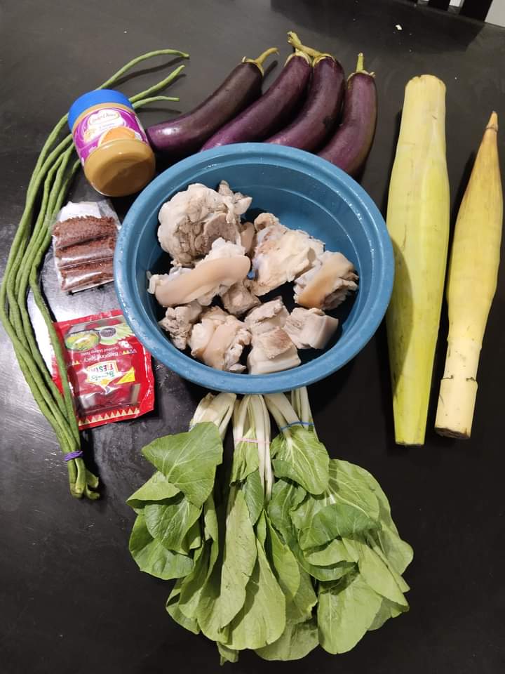 Lenz0819's tweet image. Getting ready to cook a delicious Pork Kare-Kare for lunch! 🥜🍲 #CookingTime #FilipinoFlavors 🫰