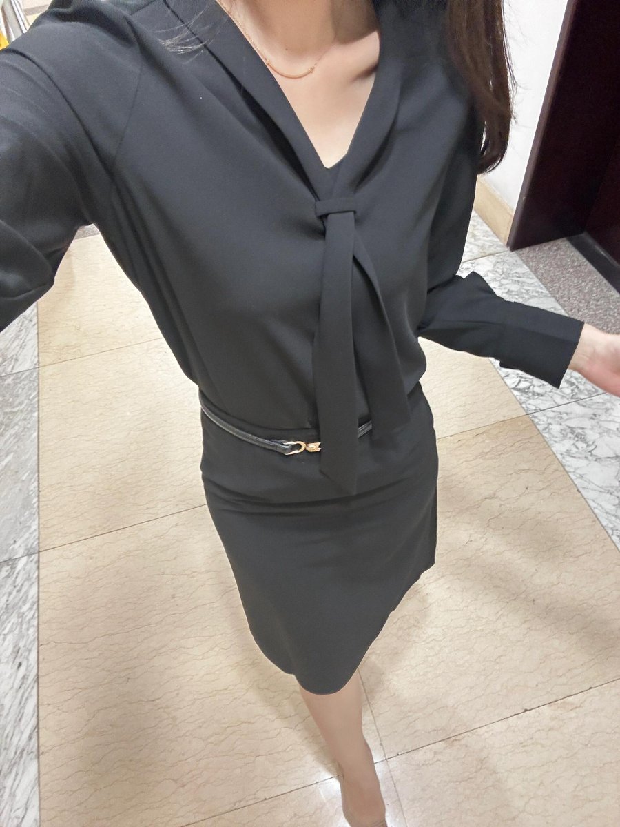 换着花样的黑白灰
喜欢夏天，喜欢穿裙子。