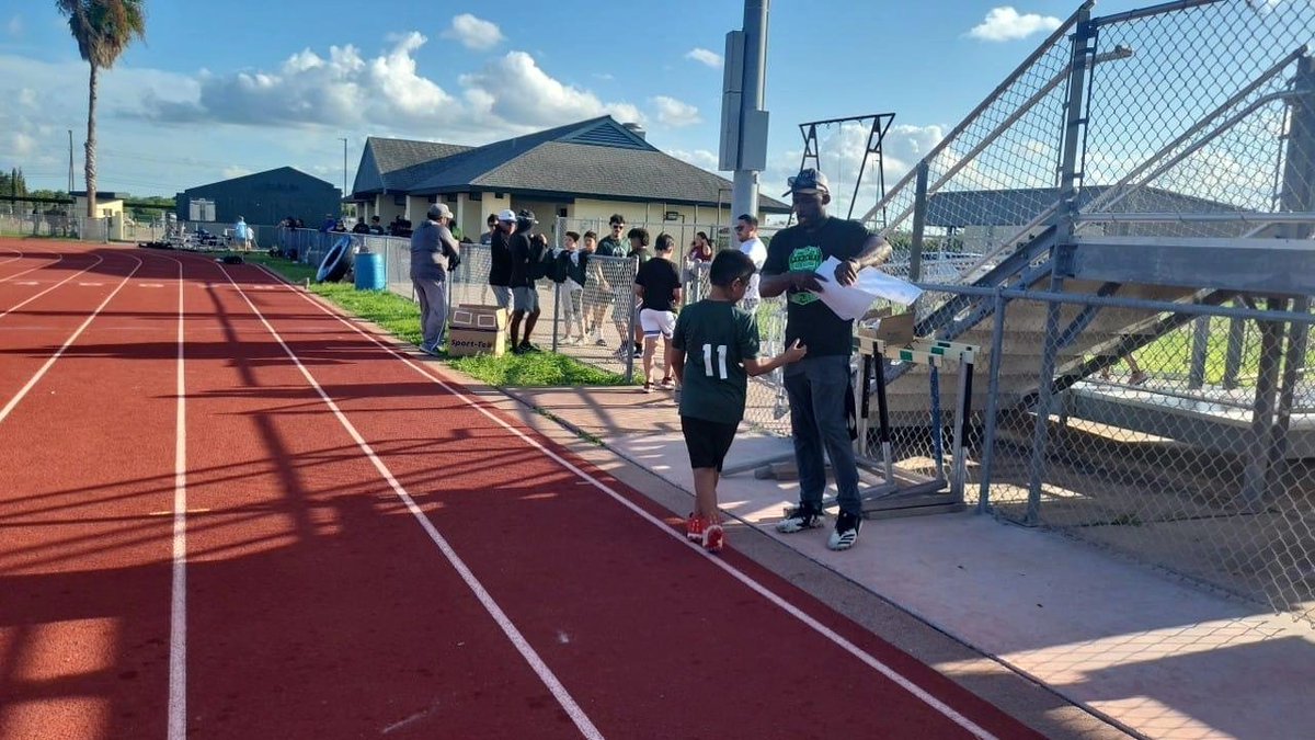 WolverineQBClub's tweet photo. The 4th and final day of Wolverine Football Summer Camp. It was an amazing turnout. Thank you to all of the sponsors. This week would not have been possible without your help and donations. #LetsGoWolverines #AlamoMakingNoise #Culture #Compete https://t.co/LHS5tjcUMw
