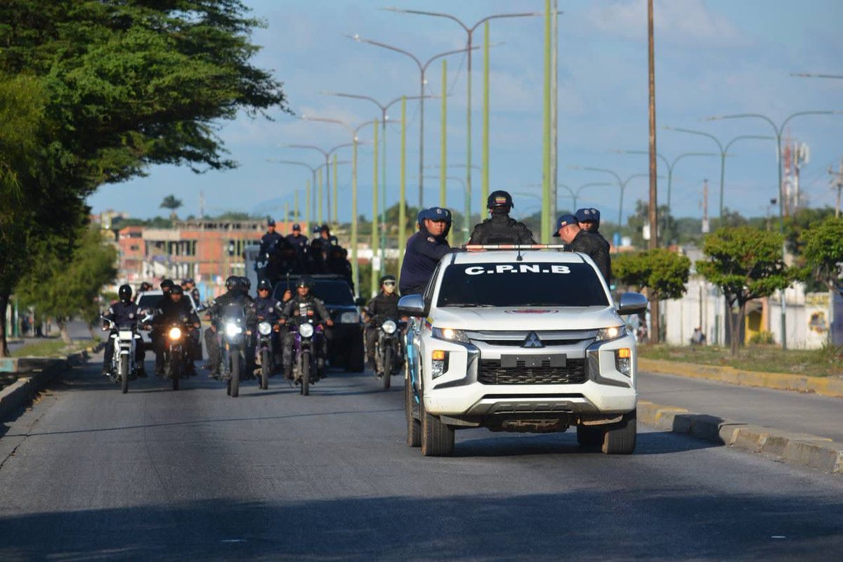 #1Ago El Secretario de <a href="/Seguridad_Lara/">@Seguridad Lara Oficial.</a> G/D Martín Maldonado indicó que continuarán con la labor de patrullaje constante para mantener la paz de nuestro pueblo, también felicitó a efectivos policiales y militares por su valentía en la defensa de la nación y del estado Lara.