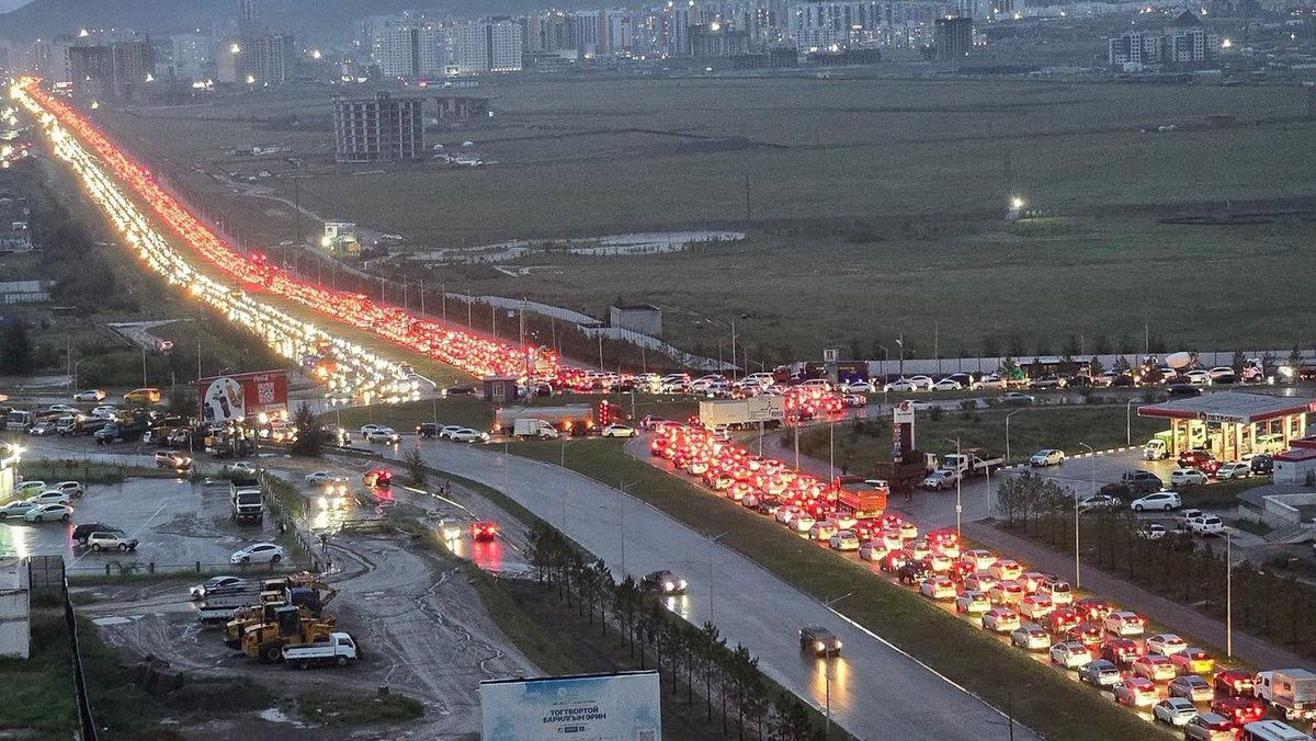 Скүүтэрээ уна. Өөр арга байхгүй. Нөхцөл байдал энэнээс ч дор болно. Колонкууд бензин өгөхгүй бол тэгээд дуус2.

Цас ормогц скүүтэр зогсоно. Дулаан цагт  хэдэн ажил амжуулсан ТА л хожно.