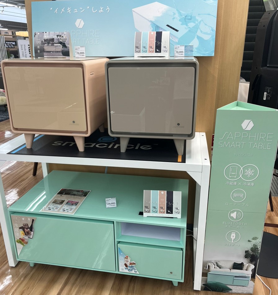 labi1_sohonten's tweet photo. 見た目が可愛いスマートテーブル、置いてます✨
カラーも可愛くて、設置するだけでお部屋の雰囲気が変わりますね♪(*‘ω‘ *)♪
冷蔵庫付きと冷凍庫+スピーカー付きの二種類あります❢
5階インテリア家具コーナーにて取扱しておりますので是非触ってみてください✨
#SAPPHIRE #LOOZER #かわいい家具 https://t.co/27RoJqF8WB