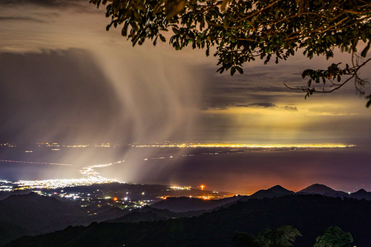 lluvia sobre Ciénaga y Barranquilla al fondo