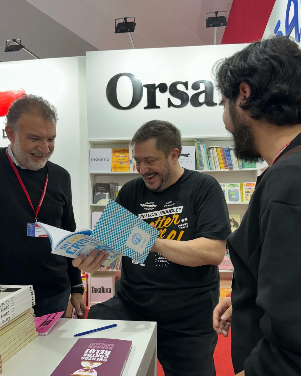 El preciso instante en el que Hernán Casciari recibe mi libro y le digo: "¿Te acuerdas del 4-1?". Casciari, generoso, ríe y me responde: "Por ustedes soy hincha del Cristal también". Y no hacen falta más palabras.