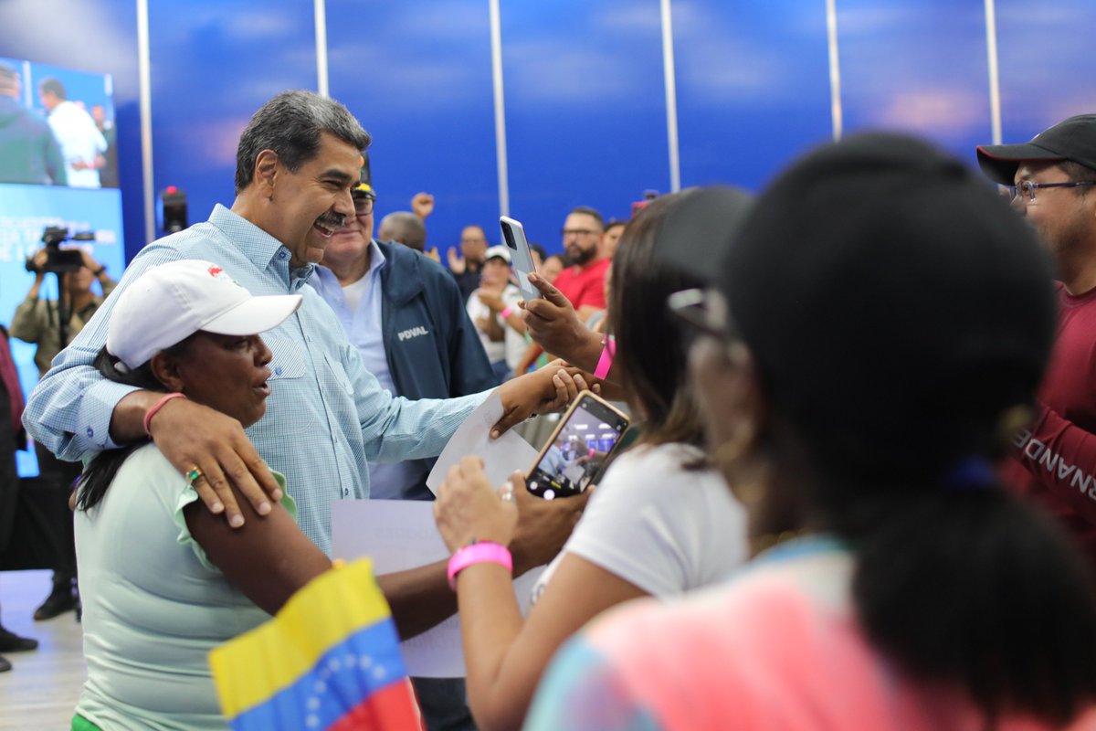 #EnFotos || Durante una jornada de trabajo junto a las voceras y los voceros de los #CLAP, el Pdte. <a href="/NicolasMaduro/">Nicolás Maduro</a>, aseveró que están frente al primer golpe de Estado cibernético en la historia de la humanidad y que está dirigido por la extrema derecha internacional fascista.