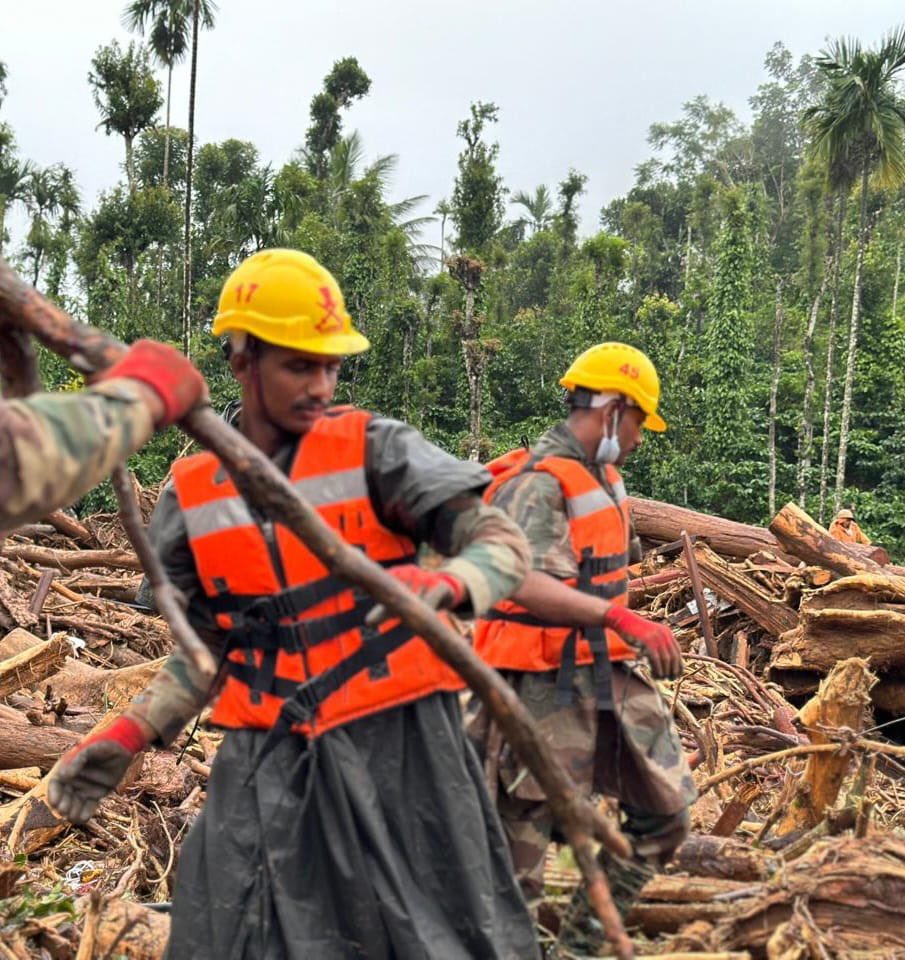 DefencePROkochi's tweet photo. Plan for today:
-Search ops by relief teams along with dog squads will commence at 0600hr on #02Aug.(2/2)
#HarKaamDeshKeNaam
#Jointness

@IaSouthern https://t.co/PMeMuD3BDq