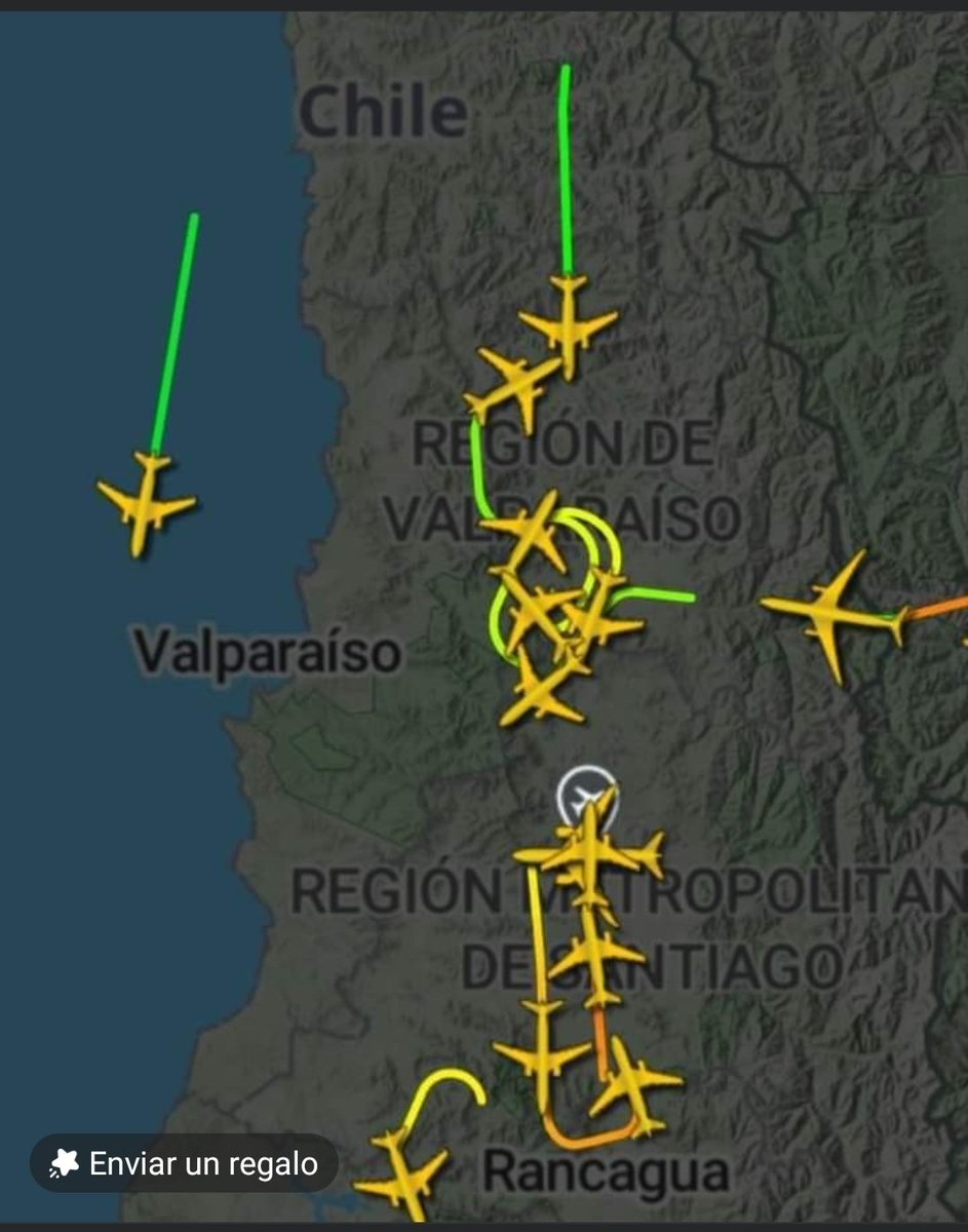 RominaMonCore's tweet photo. 🔴EN AEROPUERTO DE PUDAHUEL AVIONES NO PUEDEN ATERRIZAR POR FUERTES VIENTOS

Caos en  el Aeropuerto Pudahuel, aviones aterrizando de sur a norte por problemas con el viento, vuelos dando vueltas y vueltas, ojo, están retrasados. #viento Región Metropolitana https://t.co/g6VFwYXQpY