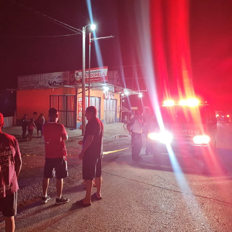 Persona fallecida por herida de arma de fuego, en la entrada al municipio de San Francisco Petén; Bomberos Voluntarios de la 57 compañía, cubrieron la emergencia.-
#CVBalServicio