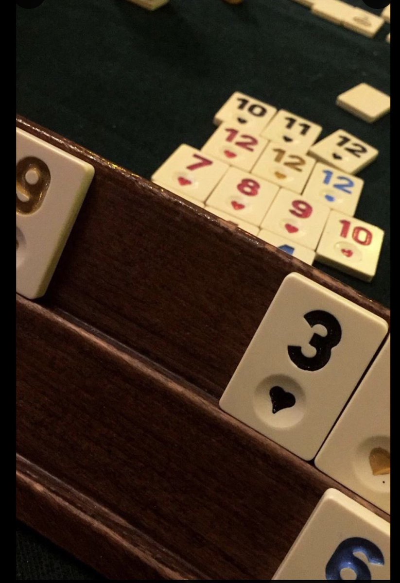 Yaşıtlarımın          /   Benim oturduğum
oturduğu masa        masa