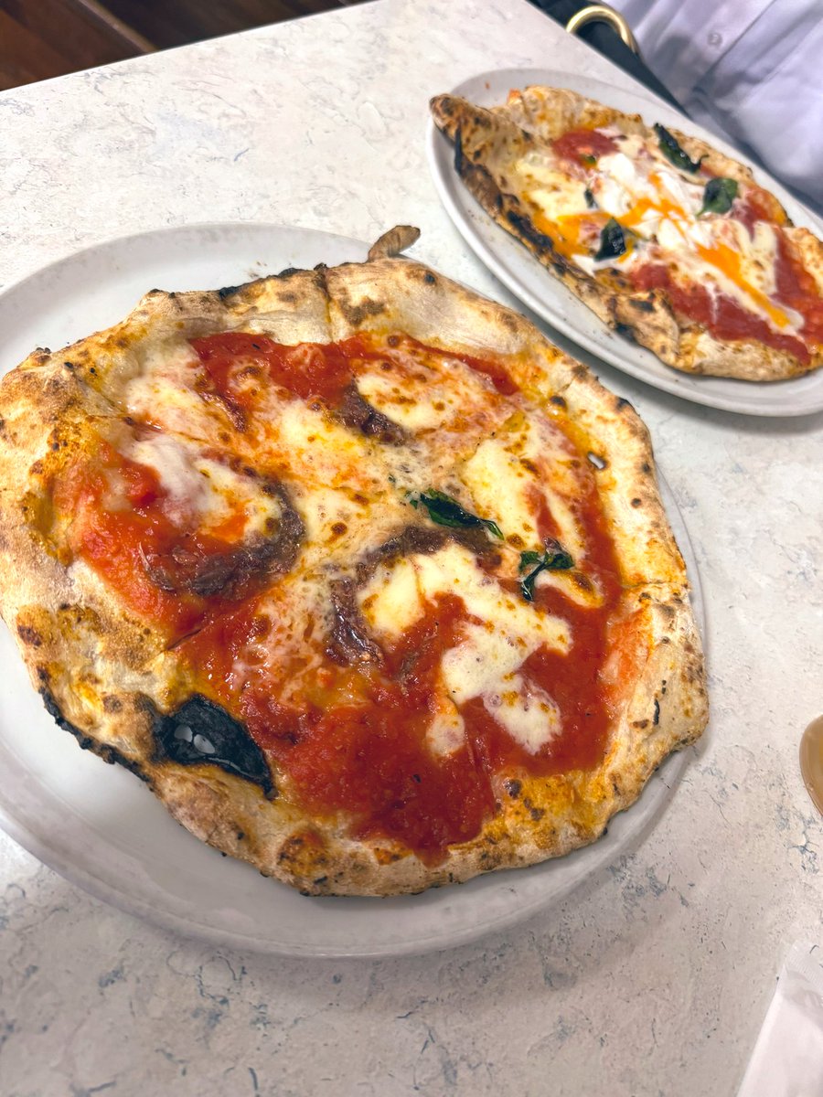 yamato_se's tweet image. 夫婦で休日がかぶったため、中目黒にあるDa Isa(ダイーサ)というピザのお店に行ってきた🤭✨
小籔さんが某番組で訪れていたのを観て、一度行きたいなと思っていてようやく来れました❣️言うまでもなく、めちゃめちゃ美味しかった🥰

#DaIsa
#中目黒