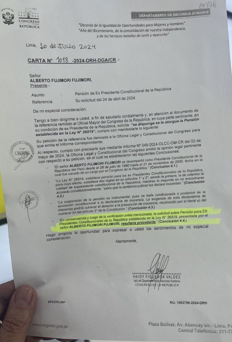 unchasqui's tweet photo. [ÚLTIMO] El @congresoperu que dice condenar la dictadura en Venezuela acaba de APROBAR darle pensión al dictador peruano, Alberto Fujimori. Recibirá 15,600 soles mensuales de tu plata, de tu trabajo. Es decir, tu esfuerzo servirá para mantener a este viejo de mierda. https://t.co/SaW8U7N7SR