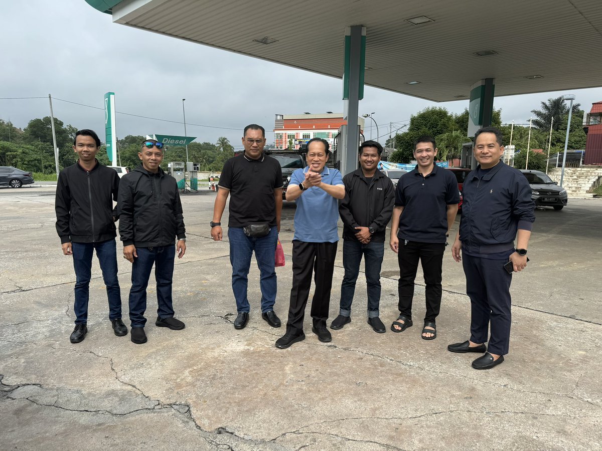 ahmadmaslan's tweet photo. Singgah #Petronas di #Benta #Pahang dlm perjalanan ke #Nenggiri #GuaMusang #Klate.

Moga selamat sihat berkat berjaya dlm perjuangan untuk #rakyat demi  #ABATA Agama Bangsa Tanah Air.

Sdra Awi calon #BN sbg jambatan antara rakyat dengan #KerajaanMadani #Perpaduan #Persekutuan 👍🏻 https://t.co/eqzzTEQ3fj