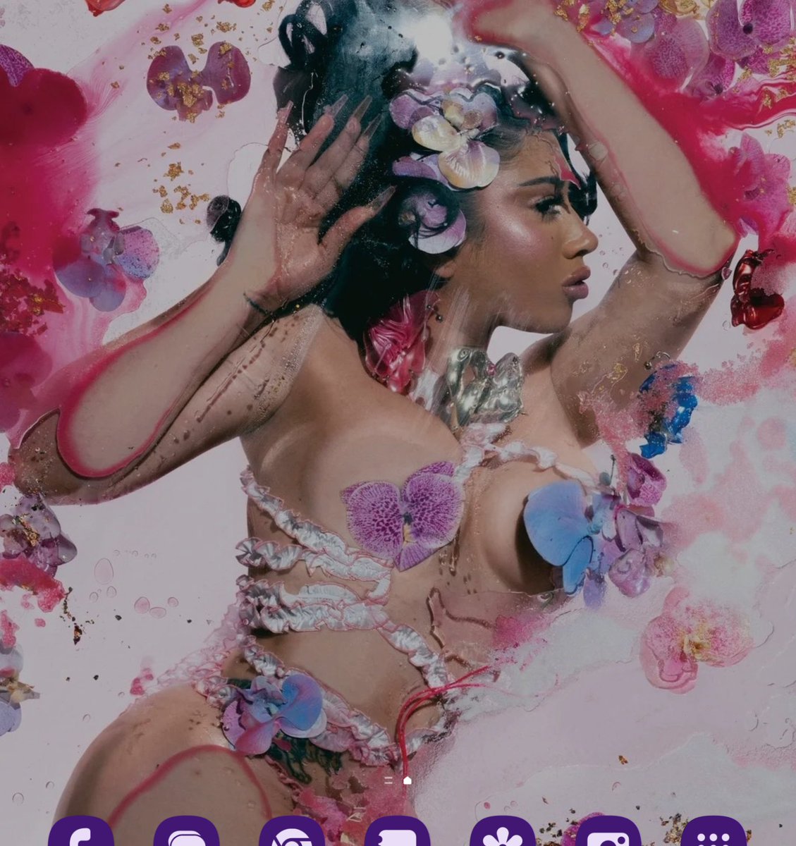 Oliver0323SS's tweet photo. @PopCrave @KALIUCHIS @KAYTRANADA Oh, and this is still my home screen 😍🌺 https://t.co/XeVNhOI1Vy